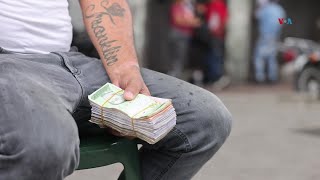 Compra y reventa de bolívares la cara de la dolarización callejera en Venezuela [upl. by Zat]