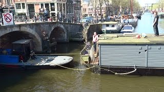 Woonboot past maar net onder brug Prinsengracht Amsterdam [upl. by Syck]