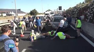 Roma attivisti bloccano gli ingressi al Grande Raccordo Anulare [upl. by Vikki253]