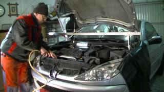 Peugeot  Citroen 16 l 16V Replacing timing belt and water pump [upl. by Alia]