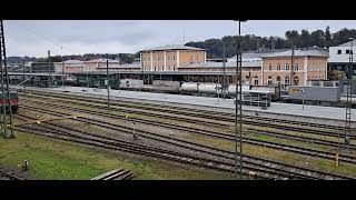 Containerzug durchquert PA Hbf Mit historischem Bahnfofsgebäude [upl. by Stearn15]