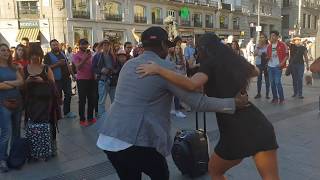 Peruano animando las calles de Madrid bailando timba cubana l salsa con chicas del público [upl. by Lurline]