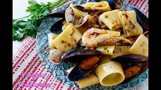 Calamarata ai frutti di mare con cozze vongole e gamberi Ricetta economica e facile [upl. by Fradin]