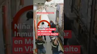 Niña no se inmuta al pasar en medio de un violento asalto a repartidores de cerveza  N shorts [upl. by Nivle]