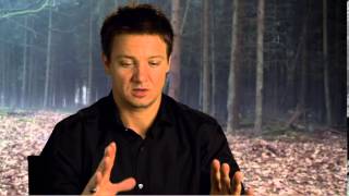 HANSEL Y GRETEL CAZADORES DE BRUJAS  Jeremy Renner nos habla sobre la película [upl. by Darsie846]