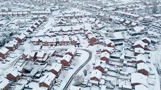 Heavy snowfall seen across the Midlands  SWNS [upl. by Anaujd]