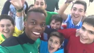 El gesto de Musonda jugador del Betis con algunos aficionados [upl. by Jevon]