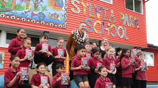 David Walliams visit Sylvia Park School in New Zealand [upl. by Ahsienauq52]