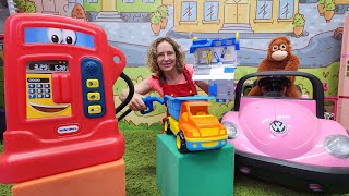 Tolle Spielzeugautos  Nicole arbeitet an der Tankstelle  Video für Kinder  Robocar Poli [upl. by Nalid]