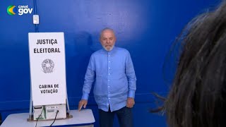 Lula vota em eleições municipais  AFP [upl. by Eaneg]