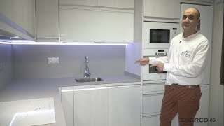 Cocina moderna pequeña con color roble ceniza  Forma de L  sin tiradores y encimera de dekton [upl. by Sik]