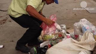 Un venezolano comiendo de la basura [upl. by Atirahc]