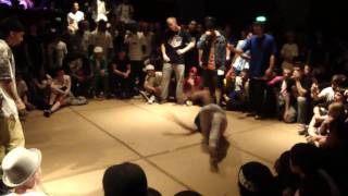 World Bboy Classic 2010  Qualification Battle  Escobar amp Genius vs Mayo amp Sambo [upl. by Tarsus576]