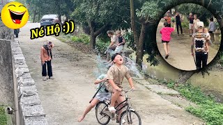 Troll Giả Bà Cụ Ném Bóng Nước Người Lạ Cười Vãi Linh Hồn [upl. by Akiehs]