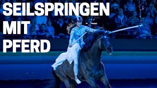 Seilspringen mit Pferd 😱  Lisa Röckener zeigt wie es geht  Partner Pferd Leipzig [upl. by Ahsimed]