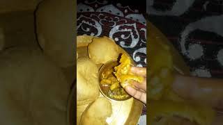 luchi ar dhone pata diye chicken er lal lal jhol 😋raate darun khawa holodinner youtubeshortsviral [upl. by Nylrehc]