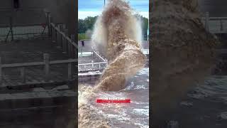 ⚠️Warning ATTACK BY WAVE 😱🤯giantwaves closecall oceanpower adrenaline dangershorts [upl. by Theall]