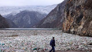 En BosnieHerzégovine cette rivière de déchets causée par les décharges illégales [upl. by Volin]