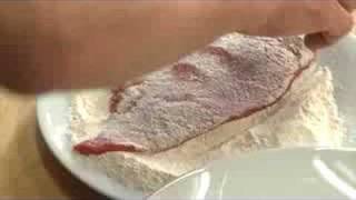 Kochrezept Schnitzel panieren und in der Pfanne braten [upl. by Enaols]